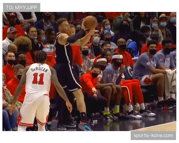 尼克斯第三节攻势显著回暖，单节斩获38分，缩小分差至9分进入末节